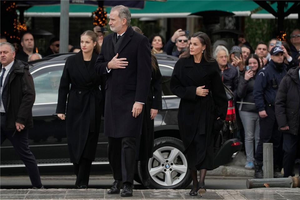 Spaniens König Felipe und seine Familie nehmen Abschied von der „schrulligen Tante“.Petros Giannakouris/AP/dpa