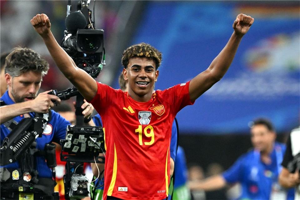„Genie“ Yamal feiert EM-Historie - Bild mit Messi begeistert Spaniens Lamine Yamal feiert den 2:1-Sieg gegen Frankreich.