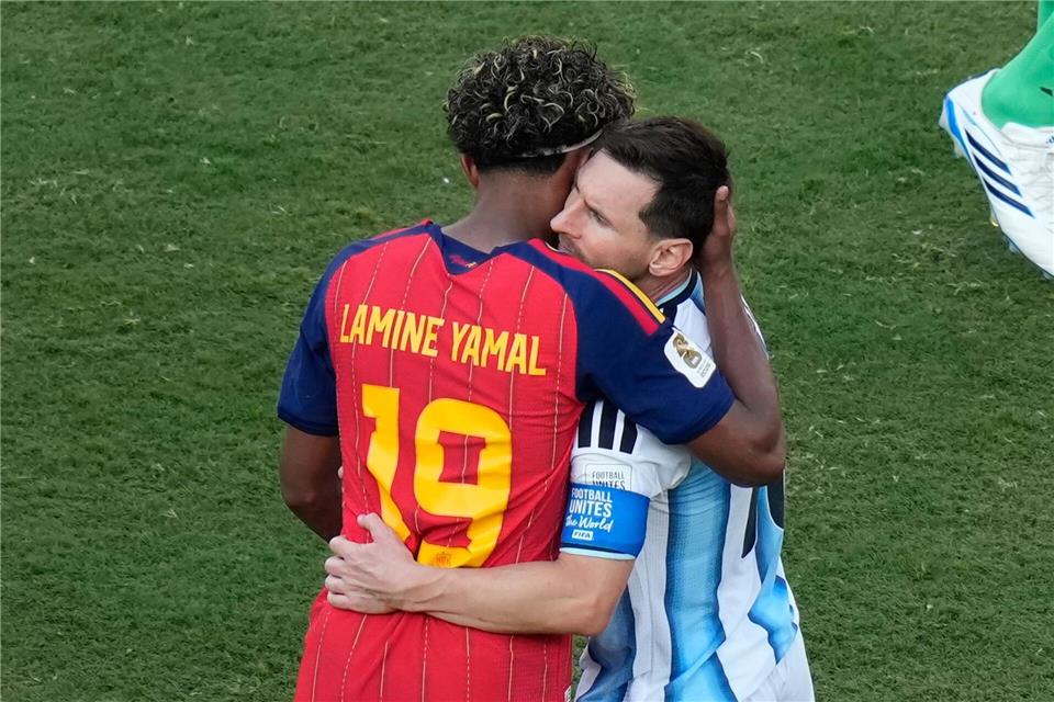 Spaniens Lamine Yamal (l.) nahm Messi tröstend in den Arm.Seth Wenig/AP/dpa