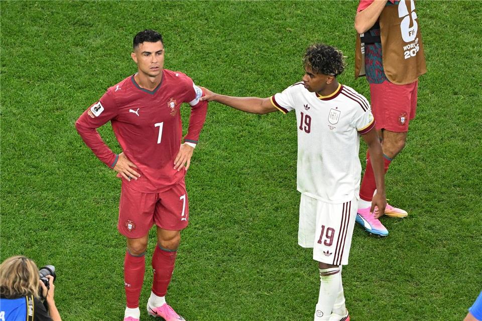 Spaniens Lamine Yamal (r) tröstet nach Spielende Cristiano Ronaldo.Cheng Min