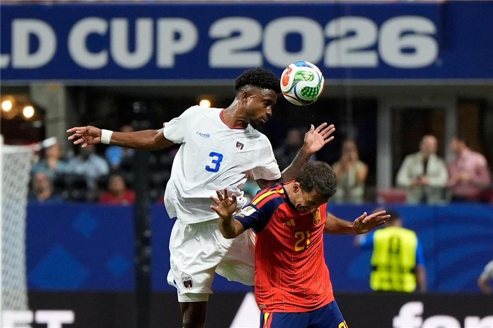 Spaniens Mikel Oyarzabal (r) sorgte gegen Kap Verde für ein unrühmliches Novum.Mike Stewart/AP/dpa