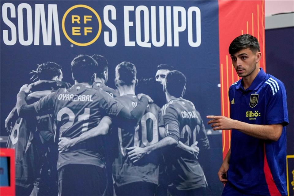 Spaniens Pedri bei der Pressekonferenz in Donaueschingen.