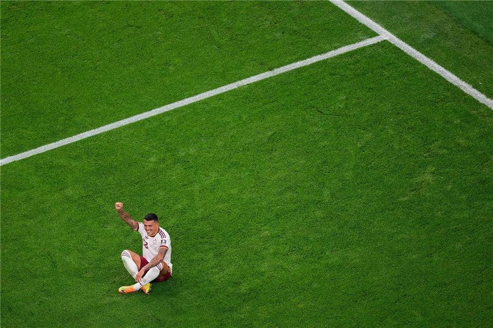 Spaniens Pedro Porro bejubelt sein Tor im Halbfinale gegen Frankreich.Jessica Tobias/AP/dpa
