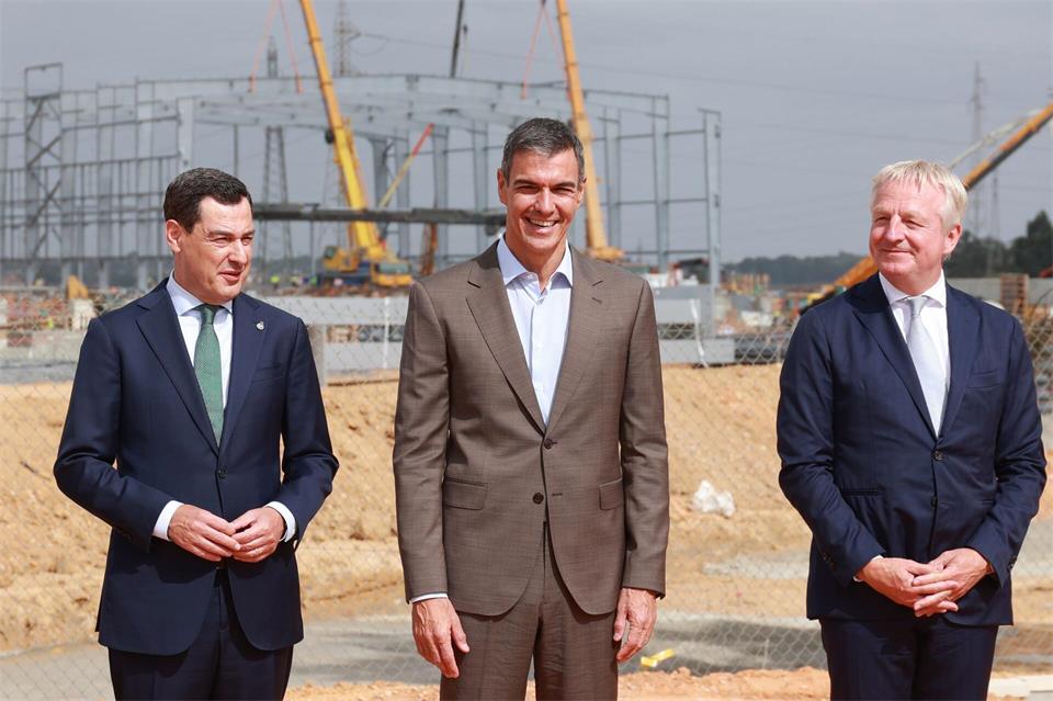 Spaniens Regierungschef Pedro Sánchez (M), Andalusiens Regionalregierungschef Juanma Moreno (l) und der Chef des Energieunternehmens Moeve, der Niederländer Maarten Wetselaar, haben symbolisch den Grundstein für die derzeit größte Anlage Südeuropas zur Produktion grünen Wasserstoffs aus erneuerbaren Energiequellen in der Region Huelva gelegt.Rocío Ruz/EUROPA PRESS/dpa