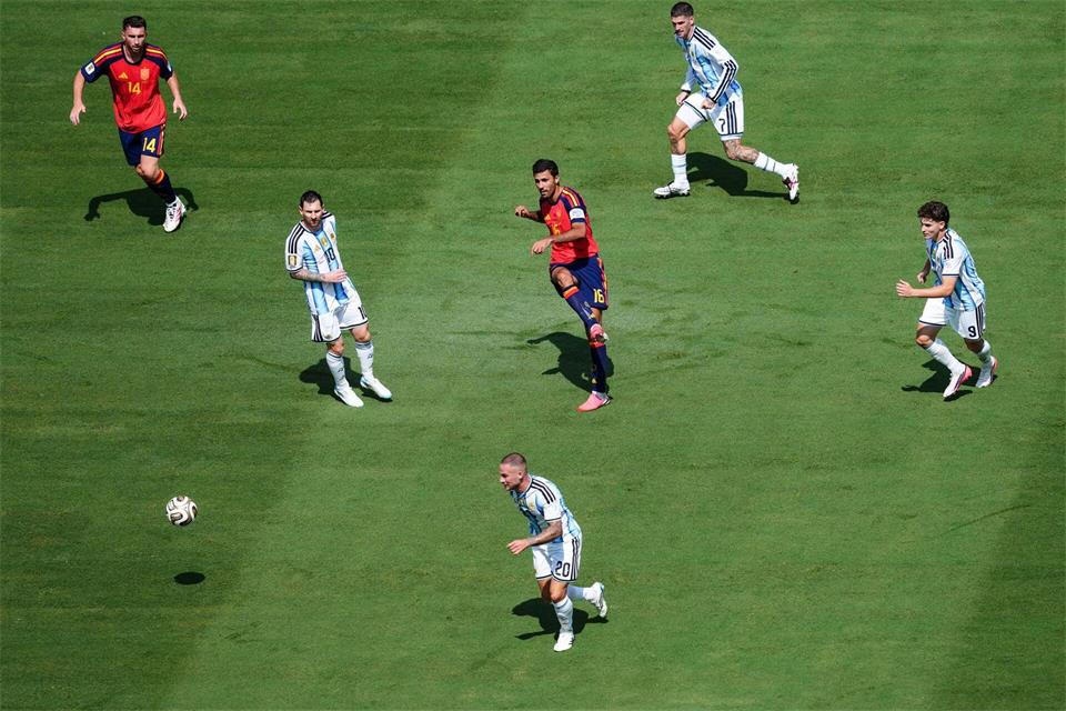 Spaniens Rodri spielt im WM-Finale einen Pass an den argentinischen Gegenspielern vorbei. (Archivbild)Martin Rickett/PA Wire/dpa