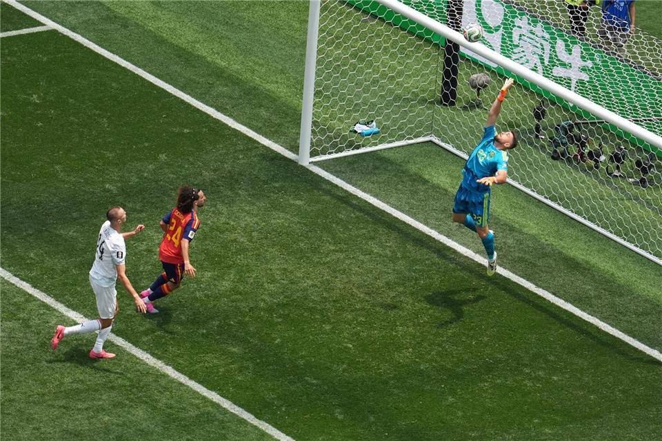 Spaniens Torwart Unai Simon pariert gegen Österreich-Stürmer Sasa Kalajdzic.Marcio J. Sanchez/AP/dpa