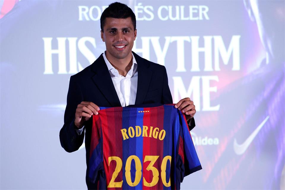 Spaniens Weltmeister Rodri spielt künftig für den FC Barcelona.Joan Monfort/AP/dpa