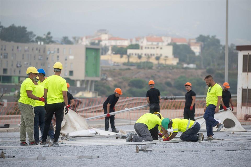 Spaniens Zentralregierung setzt sich über den Widerstand Ceutas gegen ein provisorisches Migrantenlager im Hafenbereich der Nordafrika-Exklave hinweg. Marcos Moreno/EUROPA PRESS/dpa