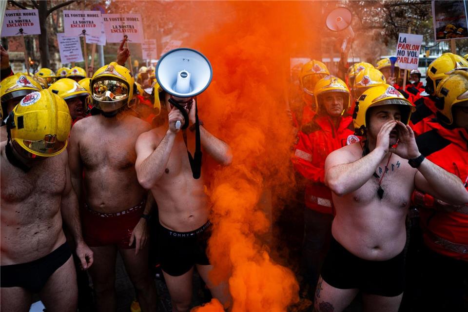 Spanische Feuerwehrleute demonstrieren in Badehosen in Barcelona. Lorena Sopêna/EUROPA PRESS/dpa