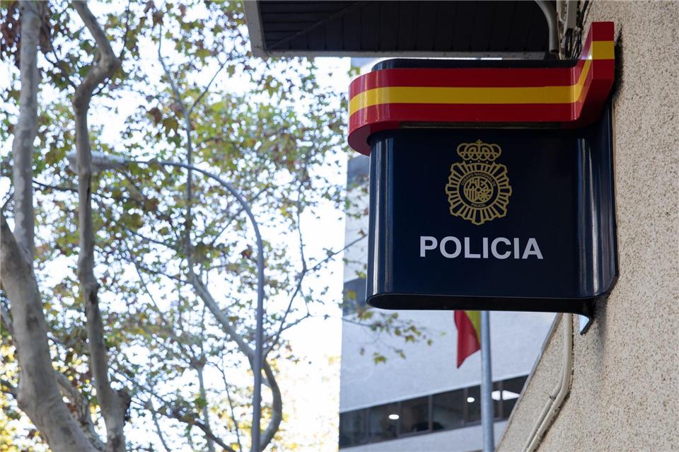 Spanische Polizisten haben auf Mallorca einen jungen Deutschen festgenommen, der in ein Hotelzimmer eingedrungen und dort einer wildfremden Frau ans Bein gefasst hat. Der Vorwurf lautet auf sexuelle Belästigung.Clara Margais/dpa