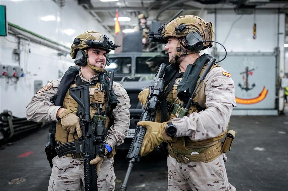 Spanische Soldaten auf dem Flagschiff „Bastille“ üben das Aus- und Beladen von Fahrzeugen.Kay Nietfeld/dpa