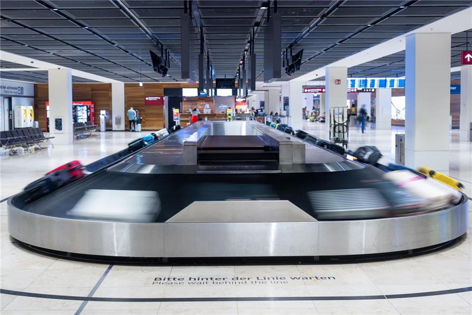 Spannende Momente: Das Gepäckband läuft an.picture alliance/dpa