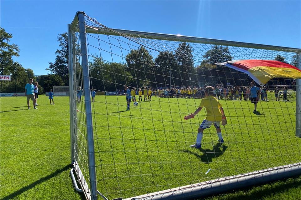 Spannendes Neun-Meter-Schießen vor großer Kulisse: Das Finale des „Ranzen-Cups“.