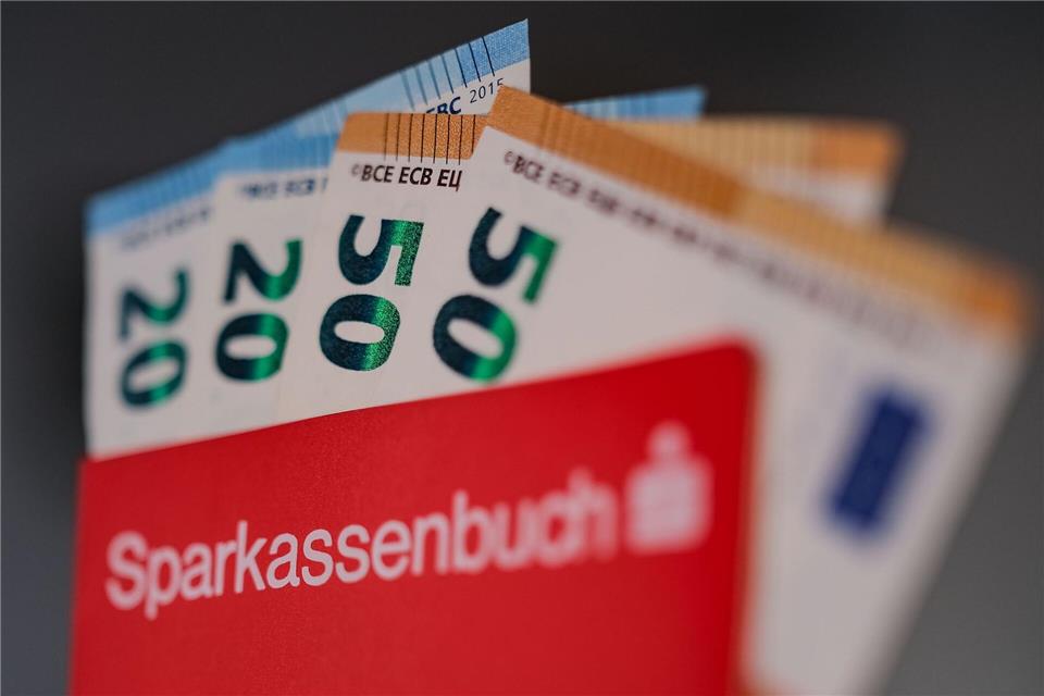 Sparbücher, Tagesgeldkonten, Bargeld: Für gewaltige Geldbeträge gibt es wenig oder gar keine Zinsen. (Symbolbild)Oliver Berg/dpa
