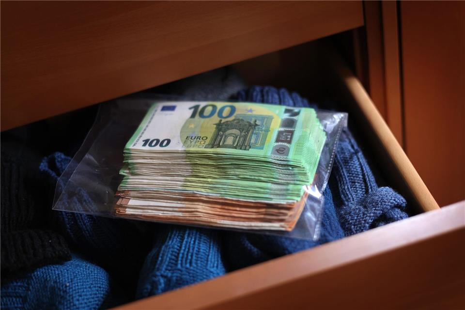 Hohe Preise bremsen Sparer: „Notgroschen“ oft zu klein  Sparer hierzulande bevorzugen Giro- und Tagesgeldkonten als Geldparkplätze. Vielfach wird aber auch Bargeld zu Hause verwahrt. (Symbolbild)Karl-Josef Hildenbrand/dpa