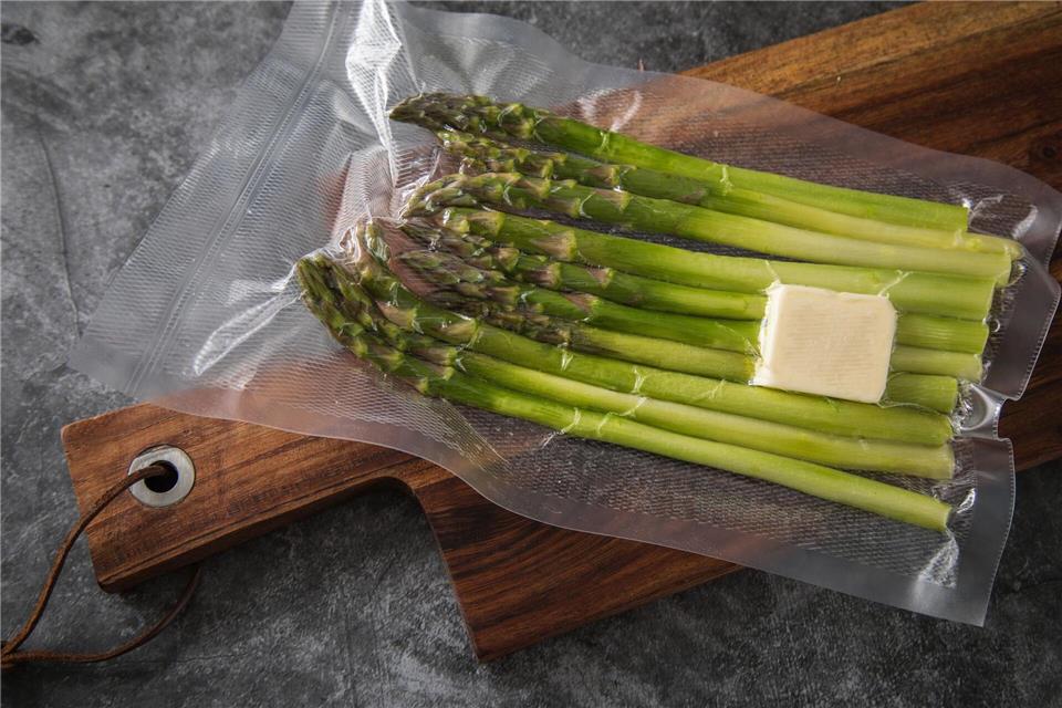 Spargel lässt sich auch einfrieren. Smart ist es, ihn schon portionsgerecht zu vakuumieren. Wenn er später gebraucht wird, kommt er direkt aus dem Tiefkühlfach für zwei bis drei Minuten ins Kochwasser. Christin Klose/dpa-tmn