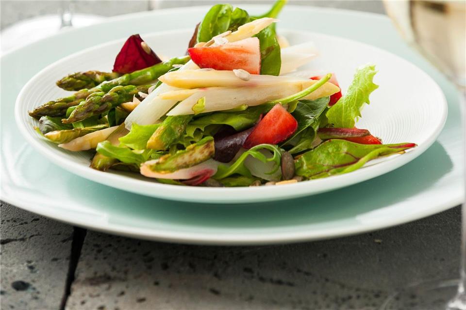 Spargel schmeckt auch kalt, etwa zu frischen Blattsalaten mit Erdbeeren, die fast zeitgleich Saison haben.Manuela Rüther/dpa-tmn