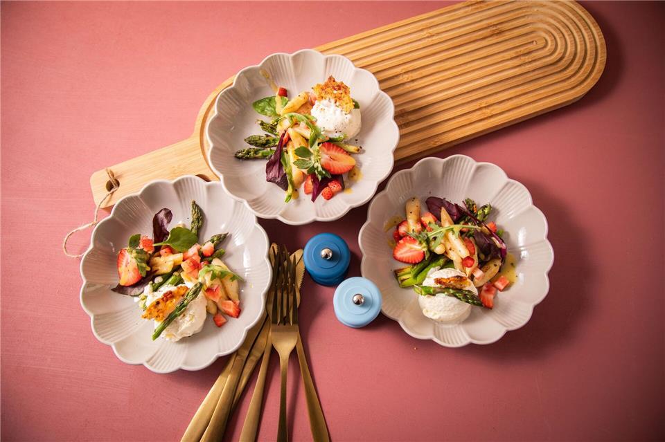 Spargeleis mit Parmesan-Schinken-Chip auf gebratenem grünen und weißen Spargel, Blattsalat, Vinaigrette und Erdbeeren.Christin Klose/dpa-tmn