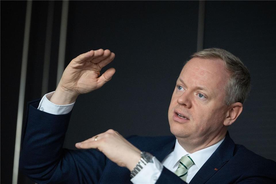 Sparkassen-Chef Neth: „Wir spüren, dass das Wirtschaftsleben in Baden-Württemberg gerade unter Druck ist“. (Archivbild)Marijan Murat/dpa