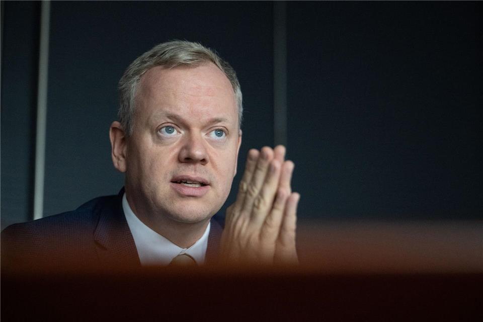 Sparkassenpräsident Matthias Neth ist angesichts der Lage besorgt. (Archivbild)Marijan Murat/dpa