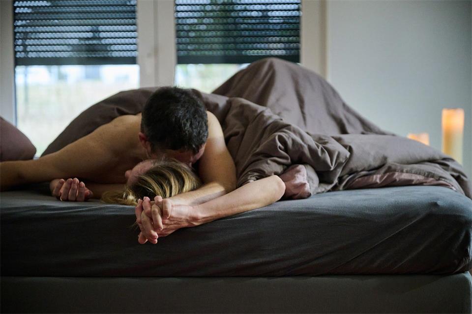 Spaß im Bett? Der hatte in festen Beziehungen laut einer Umfrage in Deutschland nur für 29 Prozent der 45- bis 54-jährigen Frauen Priorität. picture alliance/dpa