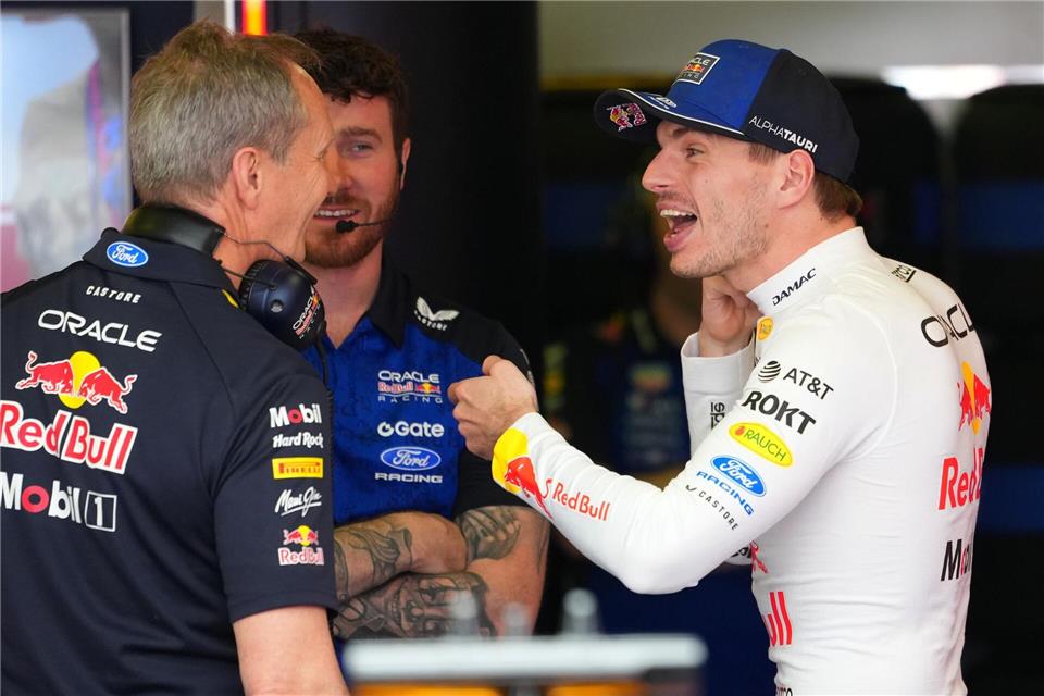 Spaß im Team: Max Verstappen hat Red Bull viel zu verdanken. (Archivbild)Scott Barbour/AP/dpa