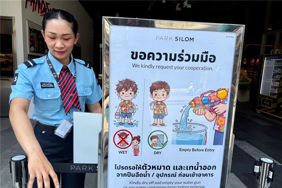 Spaß ja - aber mit Regeln: Vor dem Betreten einiger Gebäude müssen die Wasserpistolen ausgeleert werden.Carola Frentzen/dpa