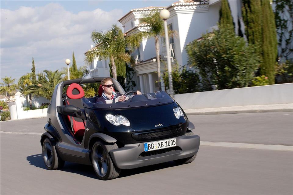 Spaß mit Oldie: Obwohl beschränkt alltagstauglich, werden Fahrzeuge wie der über 20 Jahre alte Smart Crossblade wie ein normales Auto angemeldet.Mercedes-Benz AG/dpa-tmn