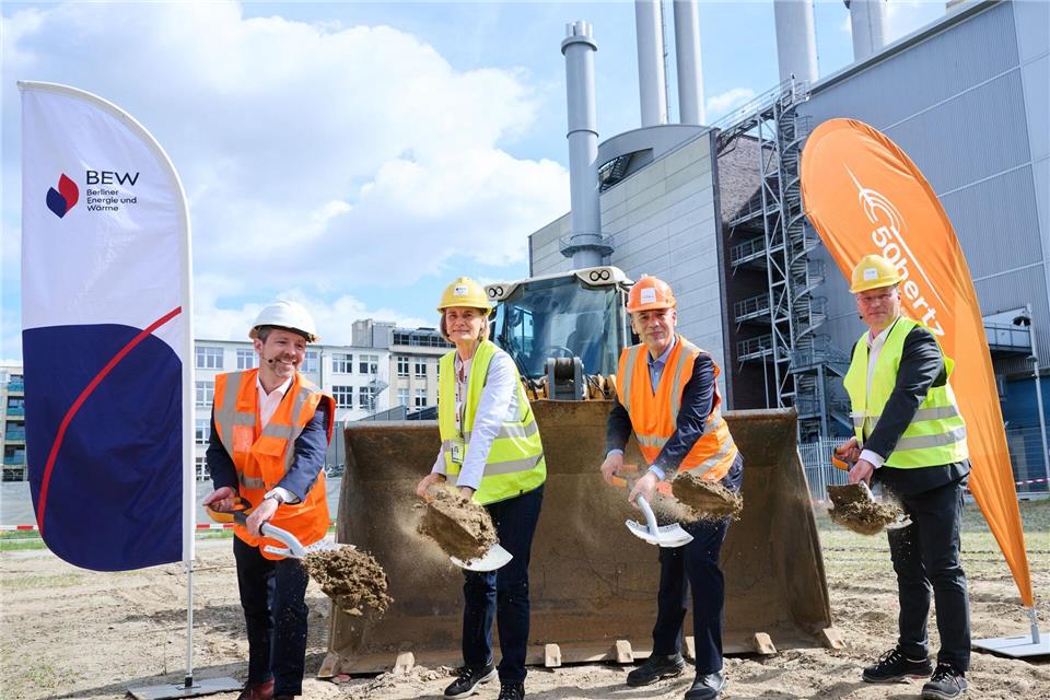 Spatenstich am Heizkraftwerk Berlin-Mitte - hier soll eine Anlage entstehen, mit der überschüssiger Strom aus Sonne und Wind in Fernwärme umgewandelt werden soll.Annette Riedl/dpa