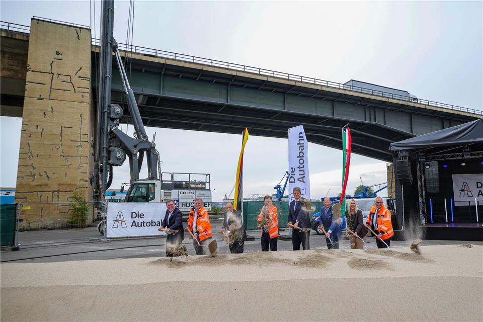 Spatenstich für den Brückenneubau - die bisherige Brücke ist marodeChristoph Reichwein/dpa