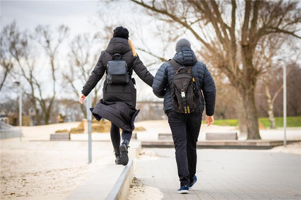 Spazieren gehen ist ein natürlicher Stimmungsaufheller - auch an trüben Tagen.picture alliance/dpa