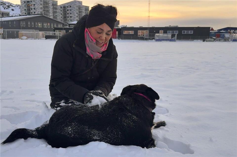 Spaziergänge mit ihrer Hündin Gaia lenken die Grönländerin Tillie Martinussen von der Angst um ihr Land ab. Julia Wäschenbach/dpa
