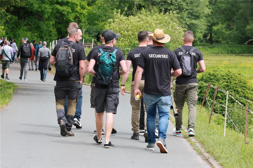 Spaziergänger an Christi Himmelfahrt im Thüringer Mühltal. In Thüringen gab es am Feiertag viele Feiern und Veranstaltungen. (Symbolbild)Bodo Schackow/dpa