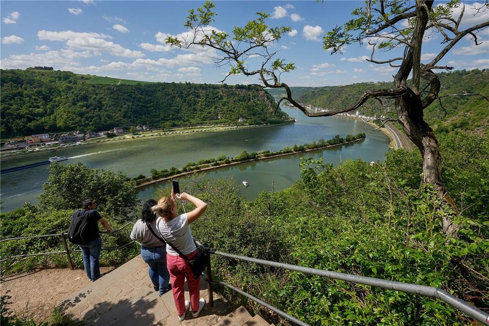 Spaziergänger genießen die Aussicht auf dem Loreleyplateau. Wandern gehört zu den beliebtesten Freizeitaktivitäten für Touristen in Rheinland-Pfalz. (Archivbild)Thomas Frey/dpa/dpa-tmn