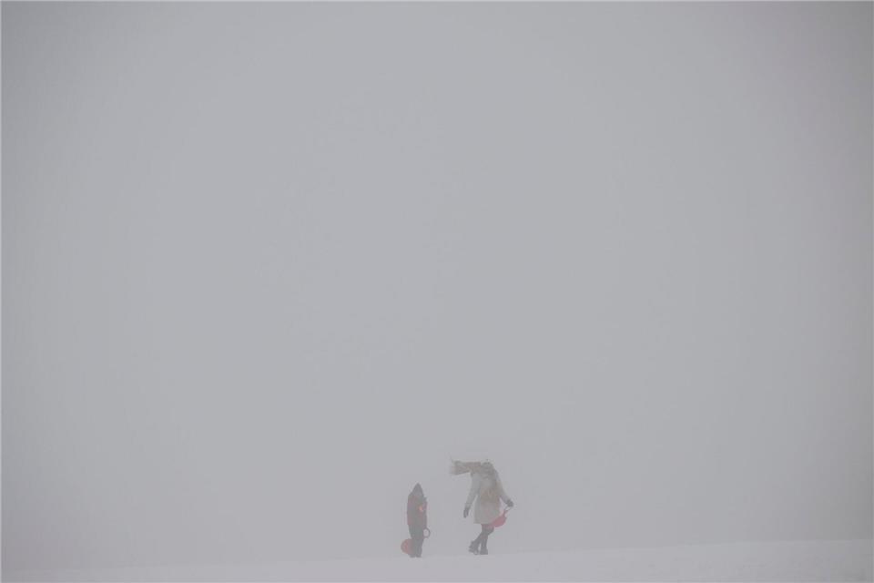 Spaziergänger in dichtem Nebel auf dem Feldbergplateau. Können wir noch Winter? Boris Roessler/dpa