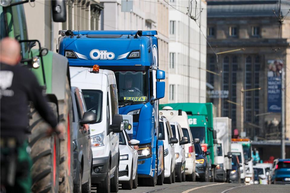 Speditionen protestieren in Leipzig gegen hohe Spritpreise.Jan Woitas/dpa