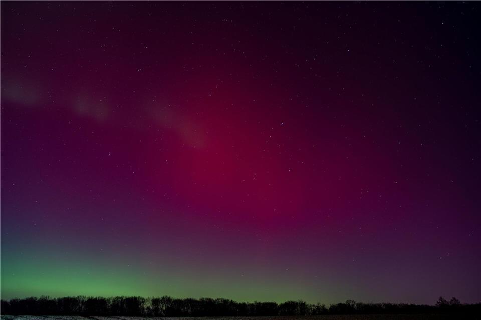 Spektakuläre Rot- und Grünfärbung des Himmels bei Bergkamen - Polarlichter sind in NRW nur sehr selten zu sehen.Max Lametz/dpa