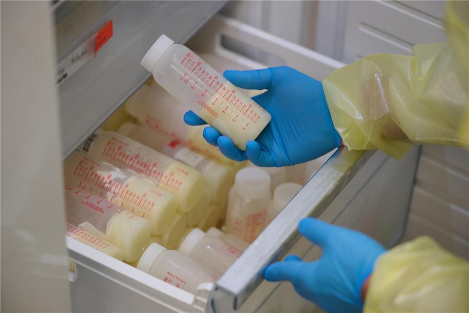 Spenden können Mütter, die mehr als 200 Milliliter Muttermilch pro Tag im Überschuss haben. (Symbolbild)Bernd Thissen/dpa