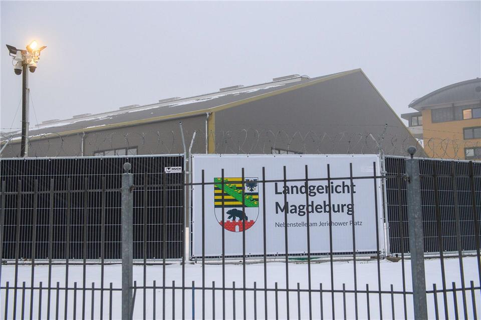 Sperren und Zäune umgeben das temporäre Gerichtsgebäude.Klaus-Dietmar Gabbert/dpa