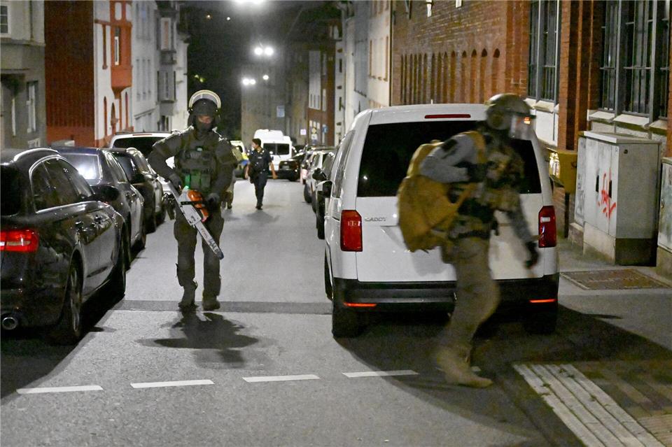 Spezialeinsatzkräfte im Einsatz: In Wuppertal nahmen Beamte in der Nacht zu Montag einen Mann fest, der seine frühere Partnerin mit einem Messer bedroht haben soll.Henning Kaiser/dpa