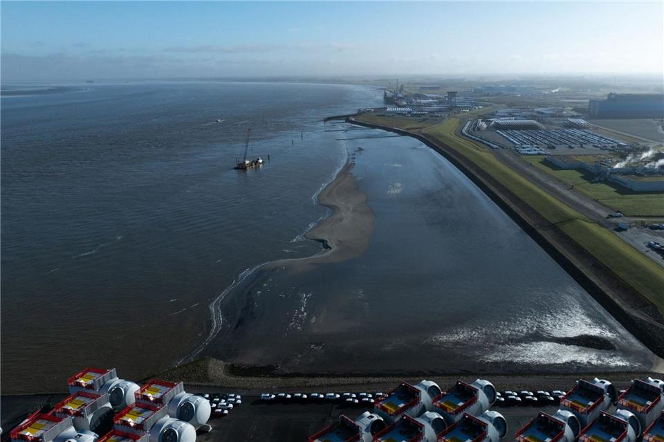 Spezialisten bergen ein gestrandetes Schiff vor Cuxhaven. (Archivbild)Philipp Schulze/dpa