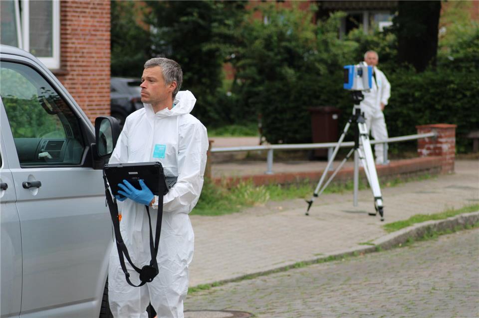 Spezialisten des LKA Niedersachsen sind am Tatort eingetroffen.Kai Moorschlatt/dpa