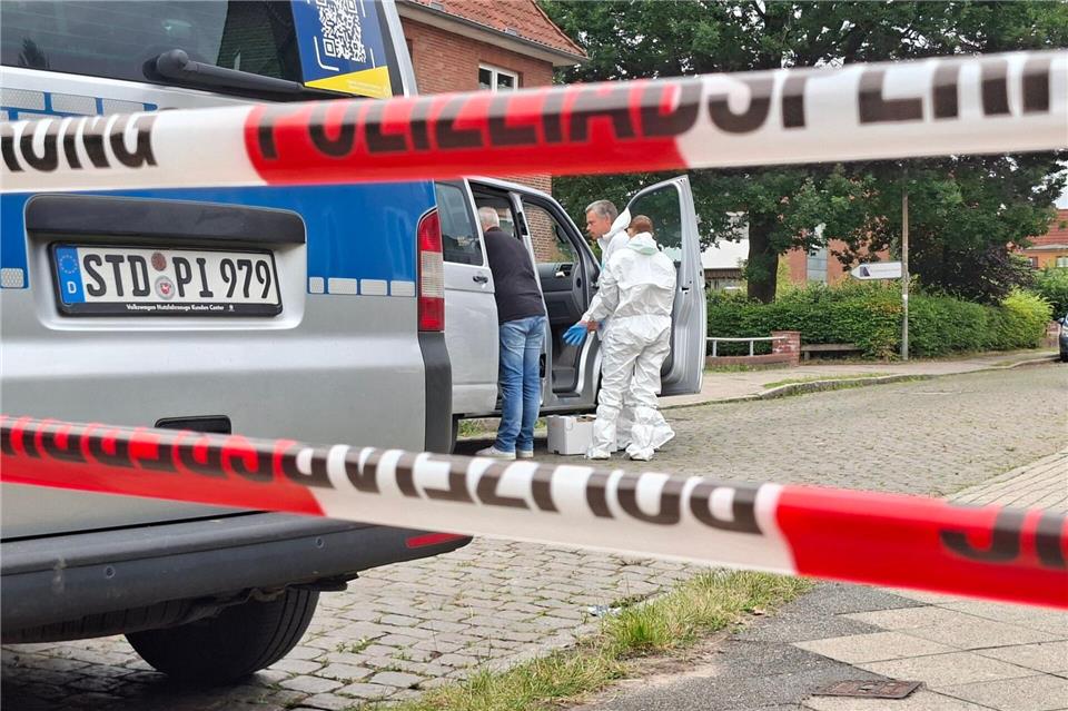 Spezialisten des Landeskriminalamts untersuchen den Tatort.Kai Moorschlatt/dpa