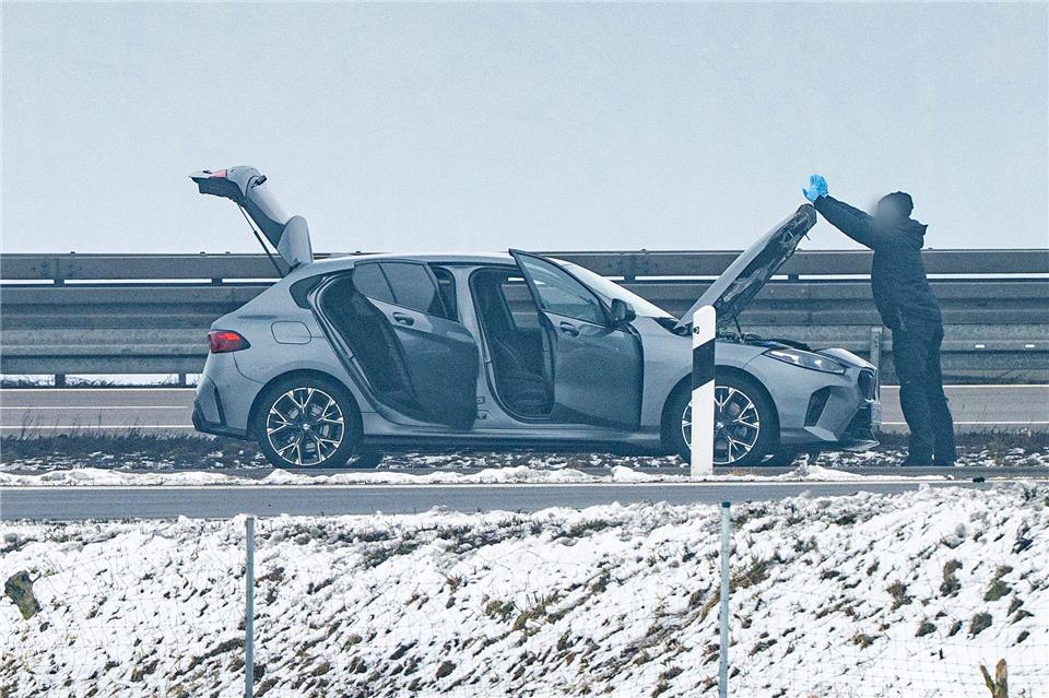 Spezialisten des bayerischen Landeskriminalamts nahmen den Fund im Wagen unter die Lupe.Armin Weigel/dpa