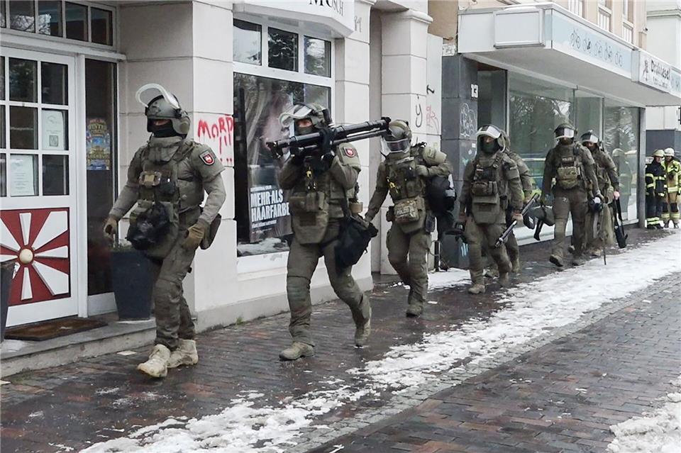 Spezialisten traten in Verhandlung mit einem Mann, der sich in einem Hotelzimmer verschanzt hatte.-/NWM-TV/dpa