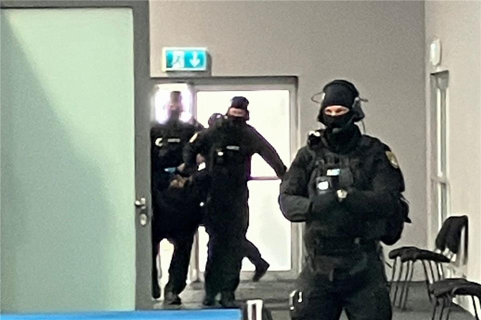 Spezialkräfte der Justiz tragen den Todesfahrer vom Magdeburger Weihnachtsmarkt in den Verhandlungssaal.Dörthe Hein/dpa-Zentralbild/dpa