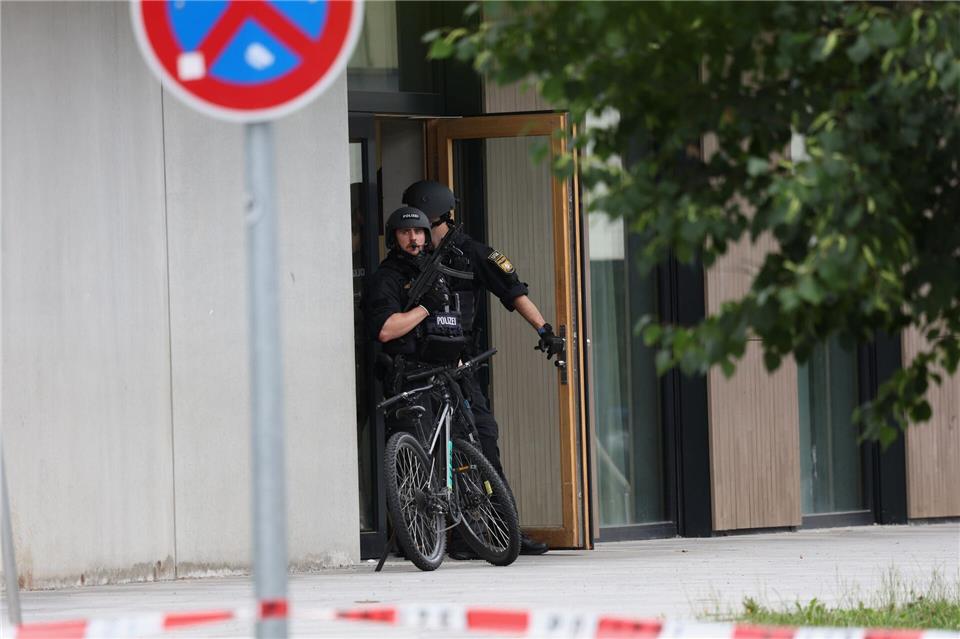Spezialkräfte der Polizei am Gymnasium in Schongau.Karl-Josef Hildenbrand/dpa