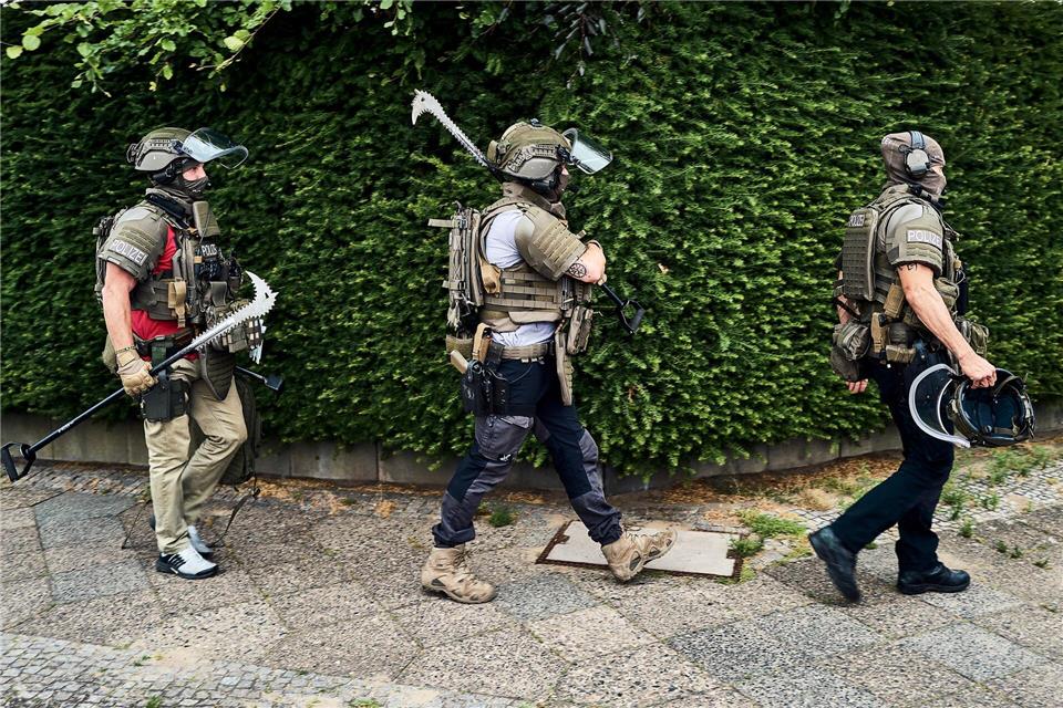 Spezialkräfte der Polizei sind in Berlin-Rudow im Einsatz.Michael Ukas/dpa