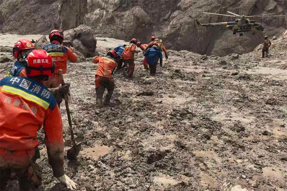 Spezialteams aus China und Indien suchen an einem Tunnel nach Opfern. Lhasa fire/Xinhua/AP/dpa