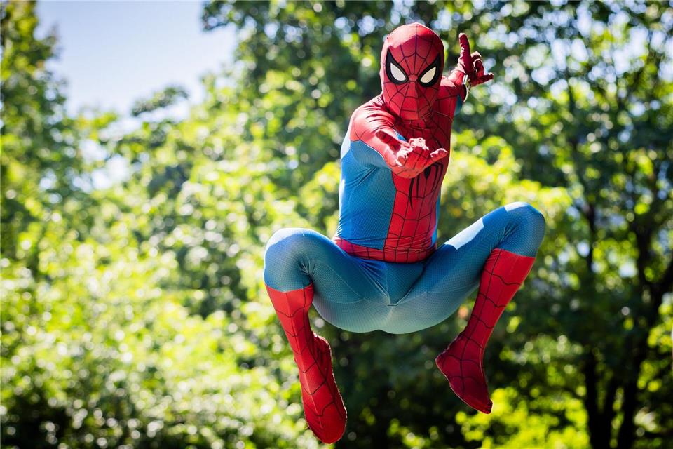 Spider Man springt durch den Jacob-Teitel-Park in Berlin.Christoph Soeder/dpa